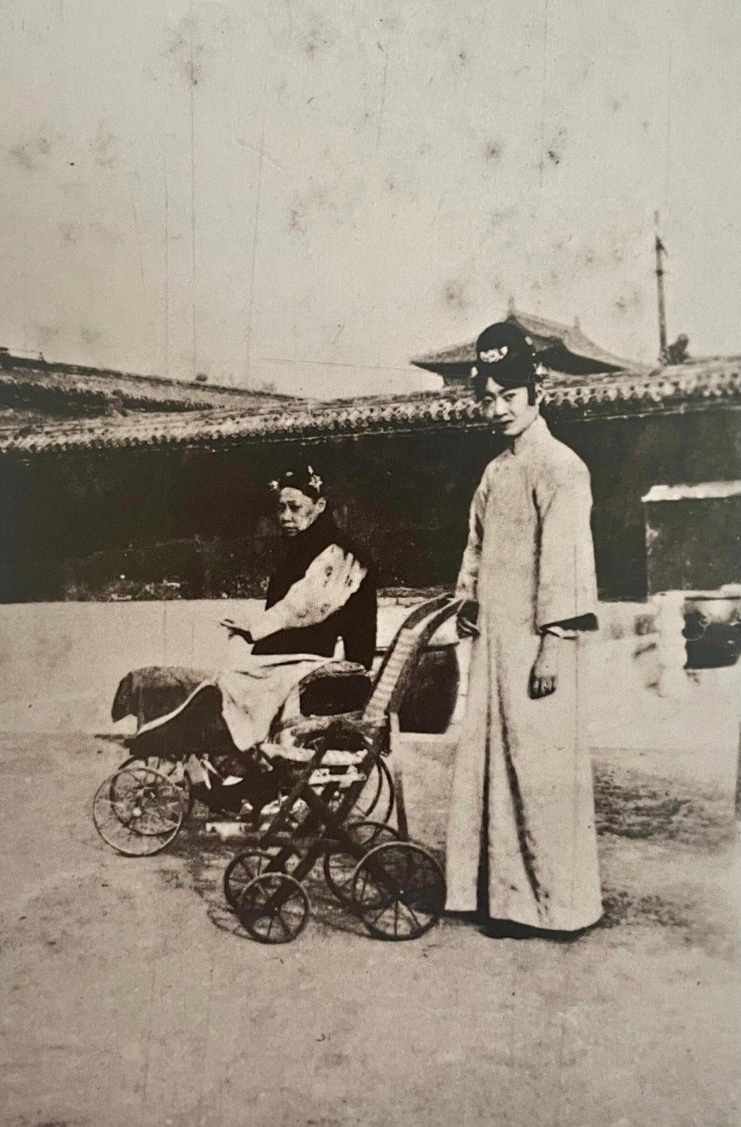 婉容与端康太妃推车留影​​​
