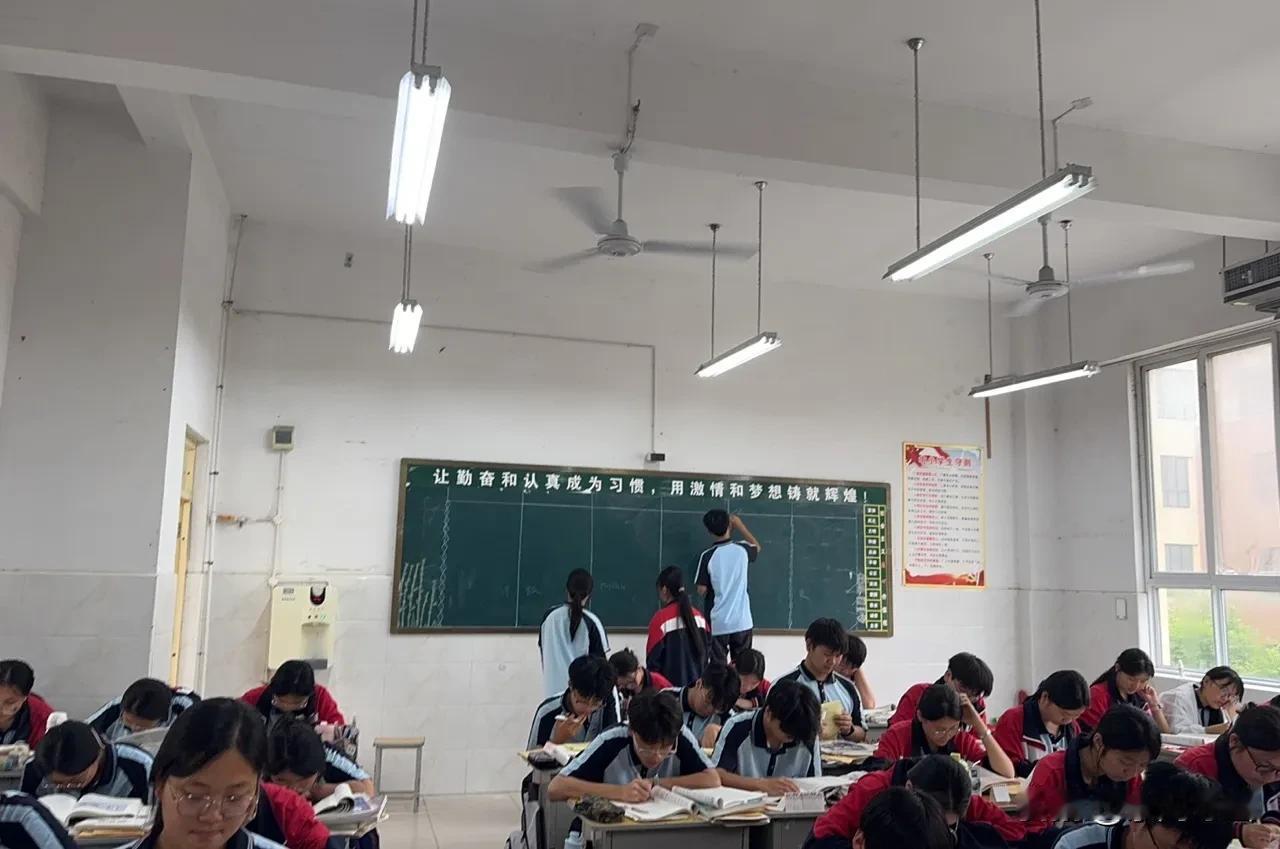 高中你或许还不太清楚：数学和物理是最难学的科目；英语和数学是最重要的科目；