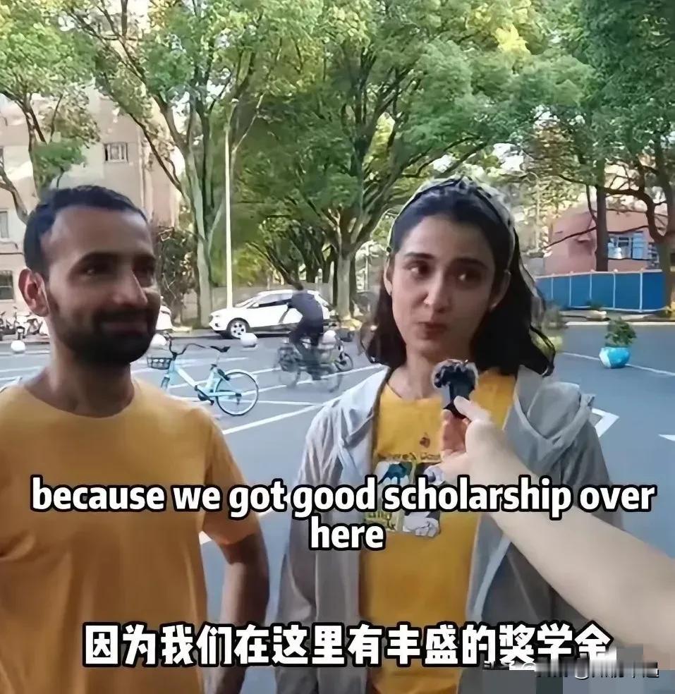 上海街头那画面,现在想起来都让人心里堵得慌!几个印度留学生晃悠了六七年,中文说得