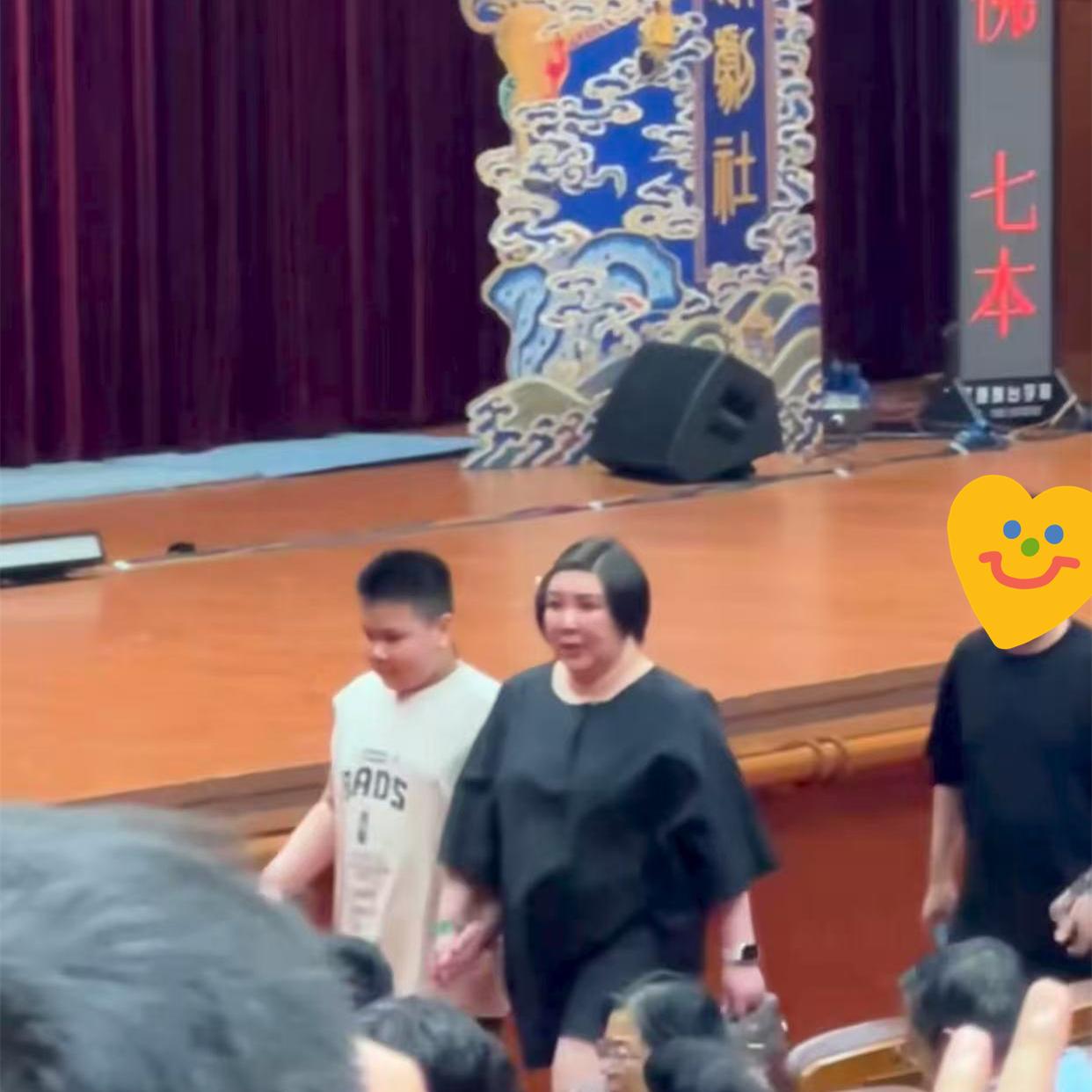 王惠带着郭汾阳到石家庄看郭德纲京剧《济公活佛》第七本演出。王惠、郭汾阳的出现，引