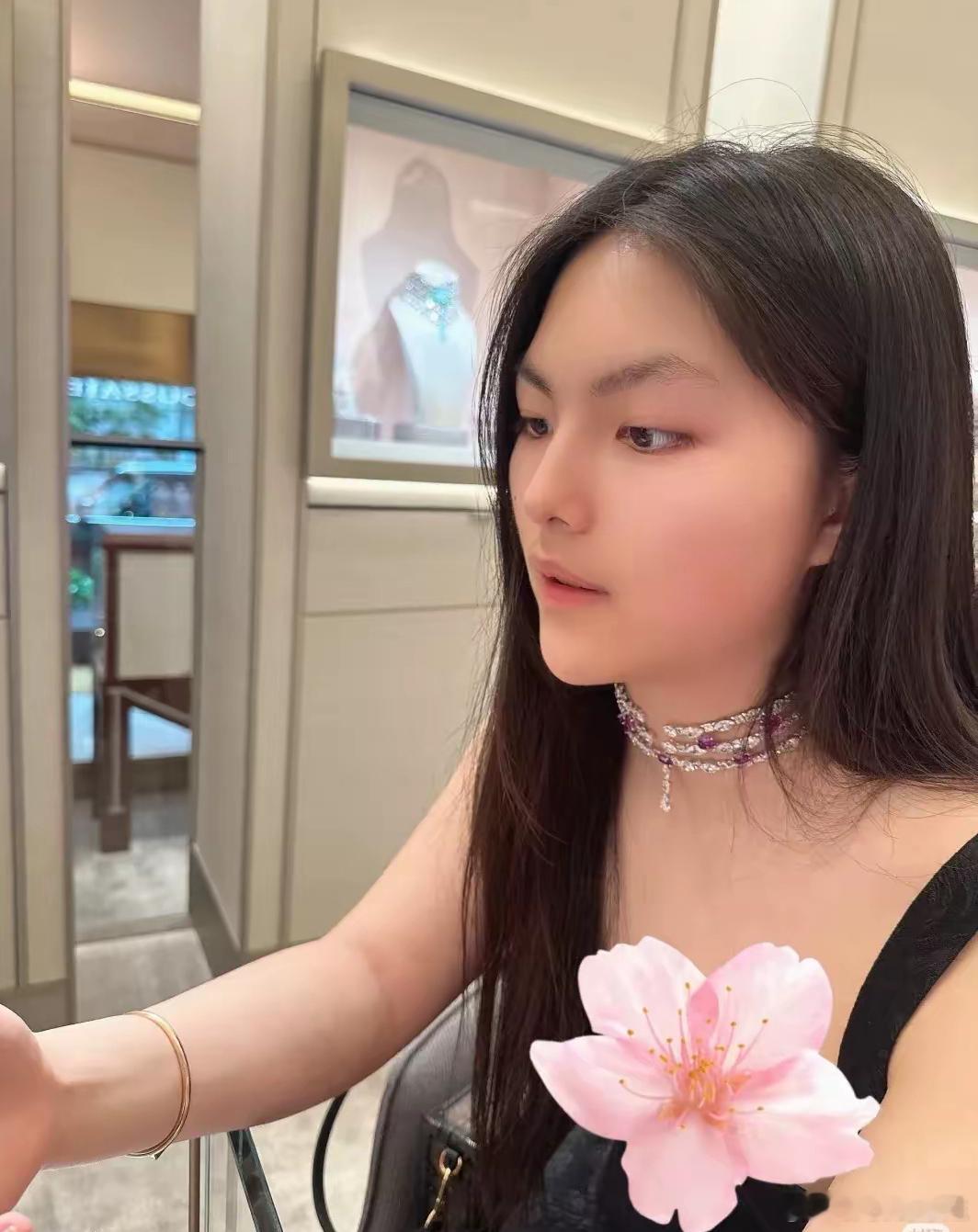 李湘女儿王诗龄戴400多万的项链和手表，提100多万的包包……​​​
