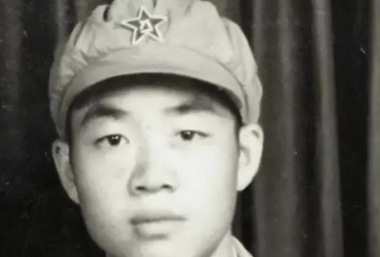 1951年，一个15岁新兵擦大炮，埋头看瞄准镜，谁料突然瞅见，敌人阵地上出现一奇