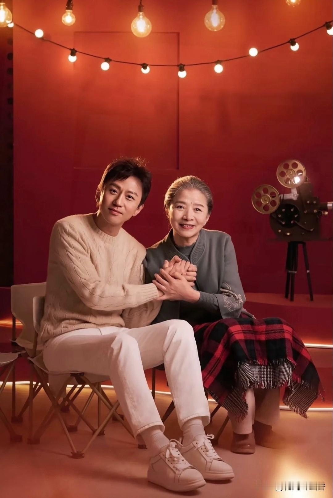 邓超春晚大反转！张艺谋坐镇，迟蓬落泪太好哭～邓超唱完后翻节目单，才发现《