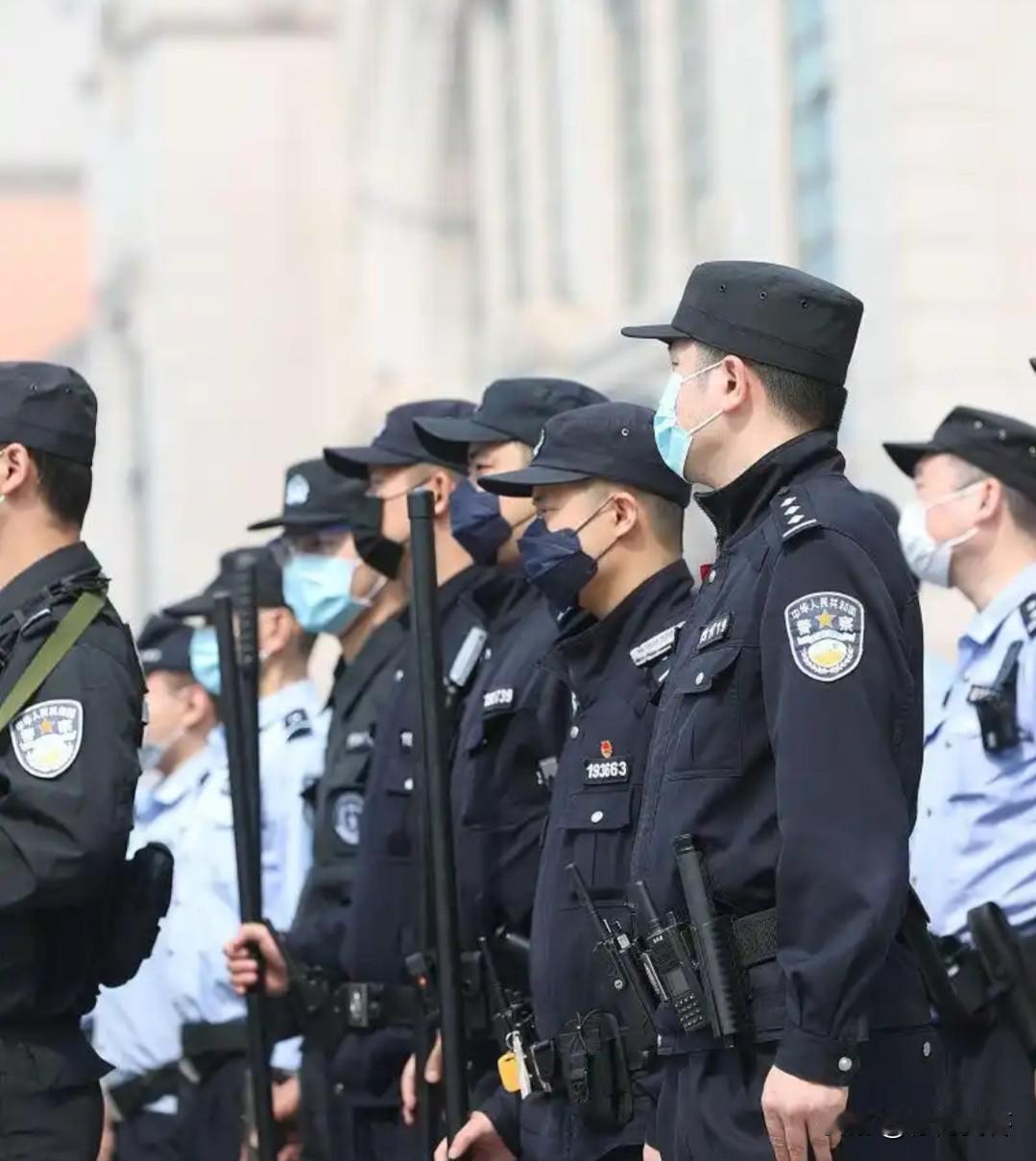 请问：辅警的装备中有枪吗？答案：辅警的装备中通常没有枪，因为原则上辅警是不能