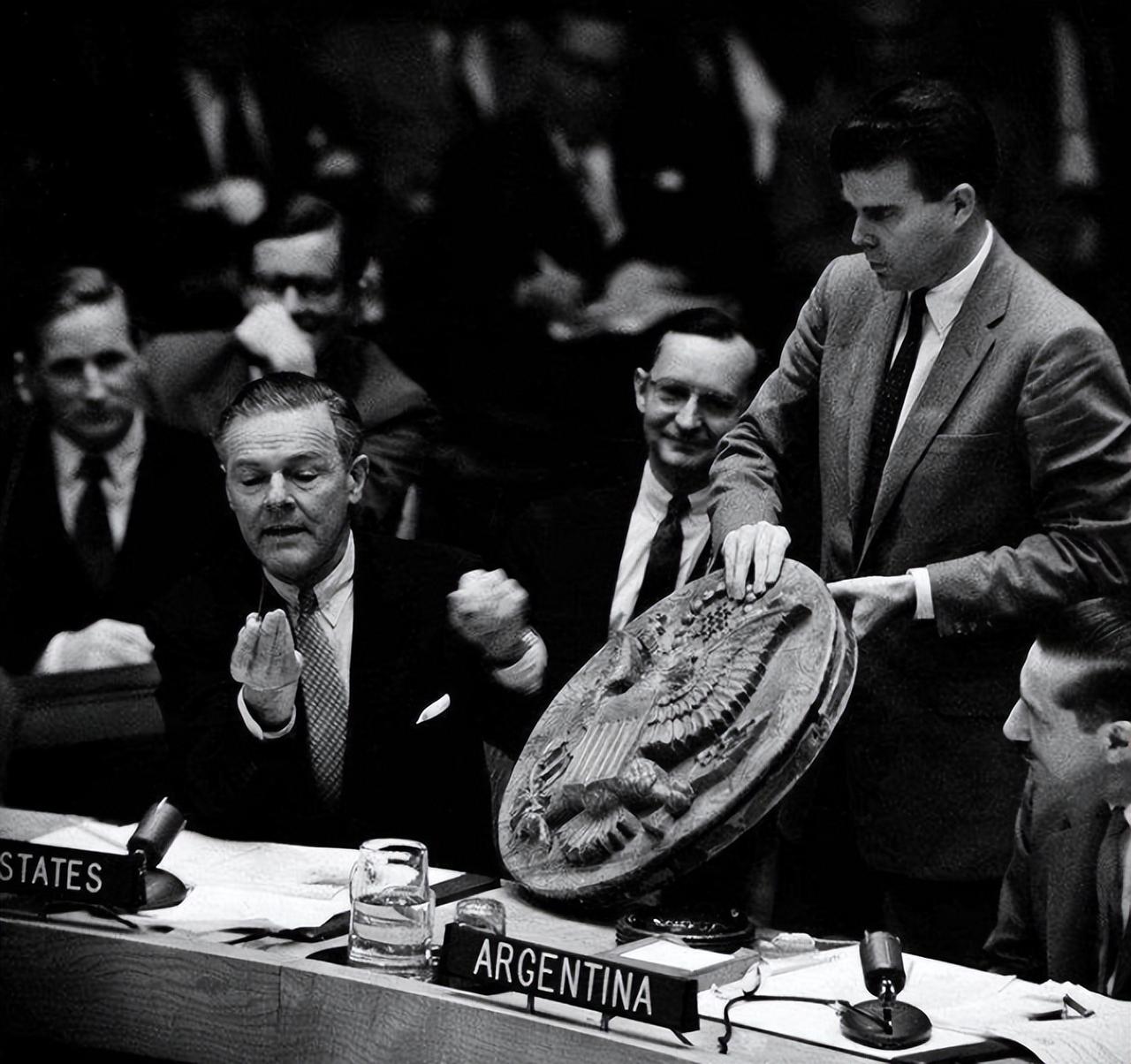 1945年苏联给美国送去一个国徽，美国颜面扫地，成就一代破案利器1933年，一