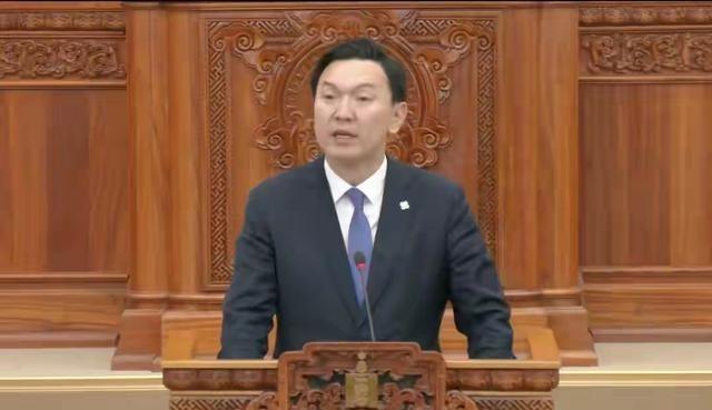 蒙古国国家大呼拉尔任命乌其尔勒为该国总理，说白了就是蒙古国亲西方派和亲华派达成了