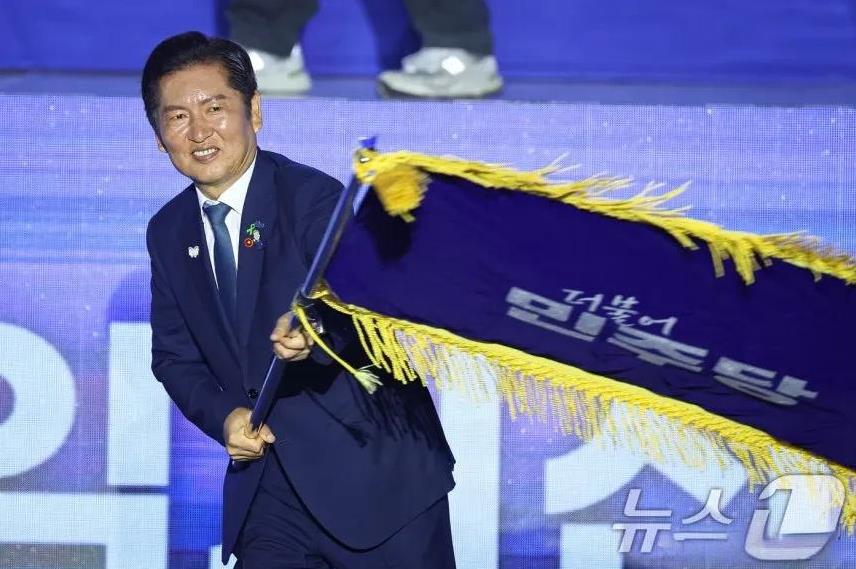 韩国共同民主党新任党首郑清来：哪怕把尹锡悦用毯子卷起来，也要强制执行！