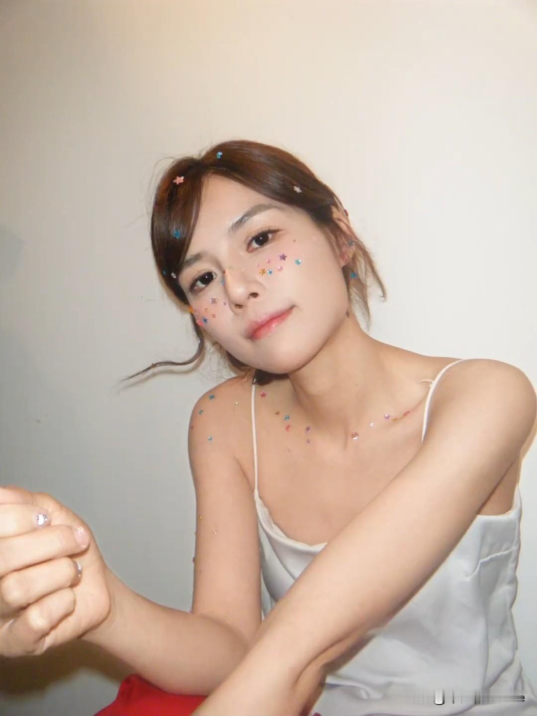 近日，苏醒妻子廖语辰更新换装vlog，并配文“当我用2元的星星贴纸拍照”。视