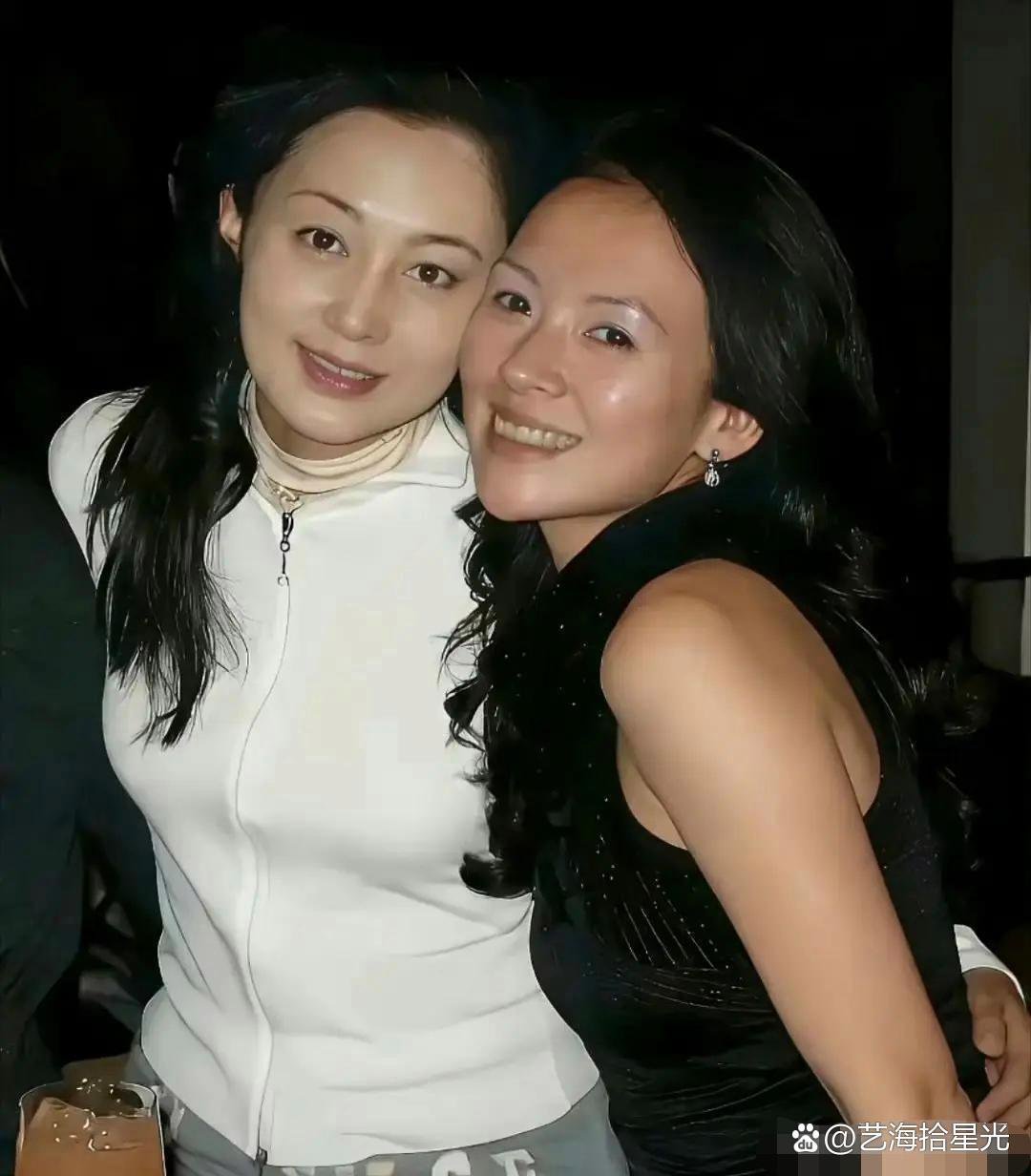 陈红和章子怡的旧照片，看着像是喝了不少，但真的超美，是那种特别真实的美​