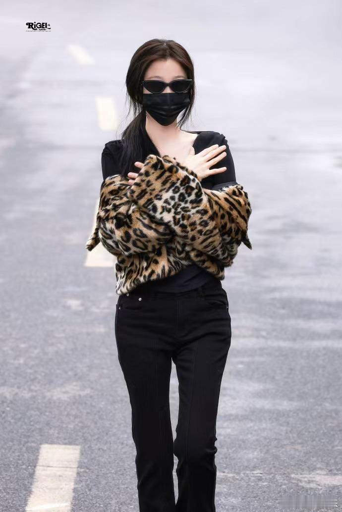 虞书欣豹纹妈咪虞书欣低马尾豹纹look虞书欣豹纹妈咪，虞书欣低马尾豹纹look