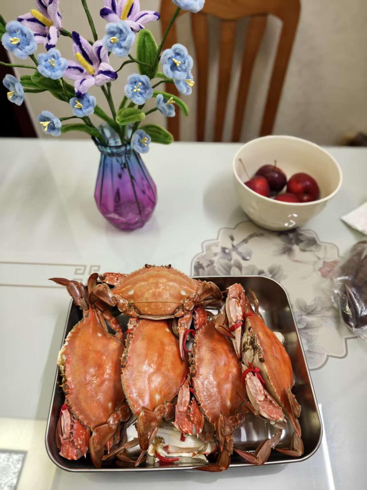 上周认识了一个卖螃蟹的小姐姐，昨天又从她买了几只梭子蟹，非常的不错，老板小姐姐还