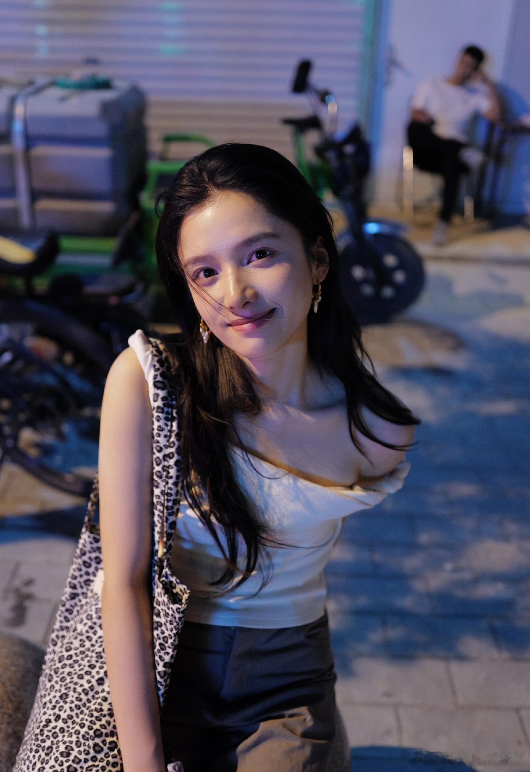 张婧仪夏夜晴朗的晚上！与生俱来镜头感！看见她真的有岁月静好的感觉！张