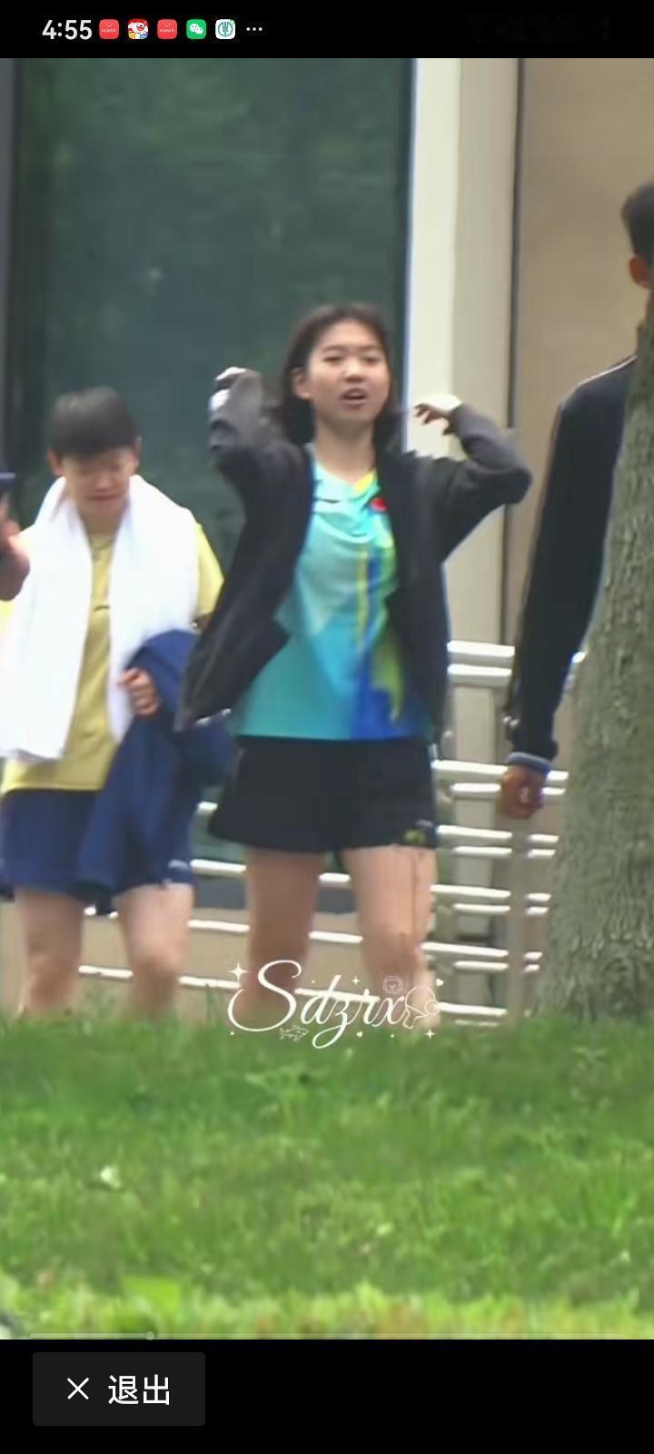 漂亮的小姑娘杨惠泽在成都和莎莎一起练球，她能和莎莎姐一起训练可开心了，16岁的小