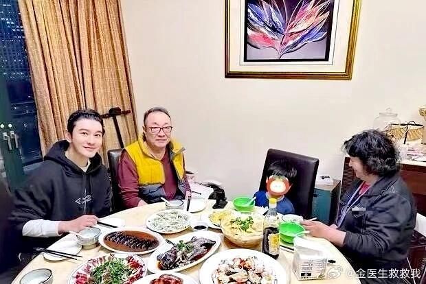 黄晓明谈孩子教育黄晓明说行善可以影响后代小海绵在这样的家庭里成长，一定会对长辈很