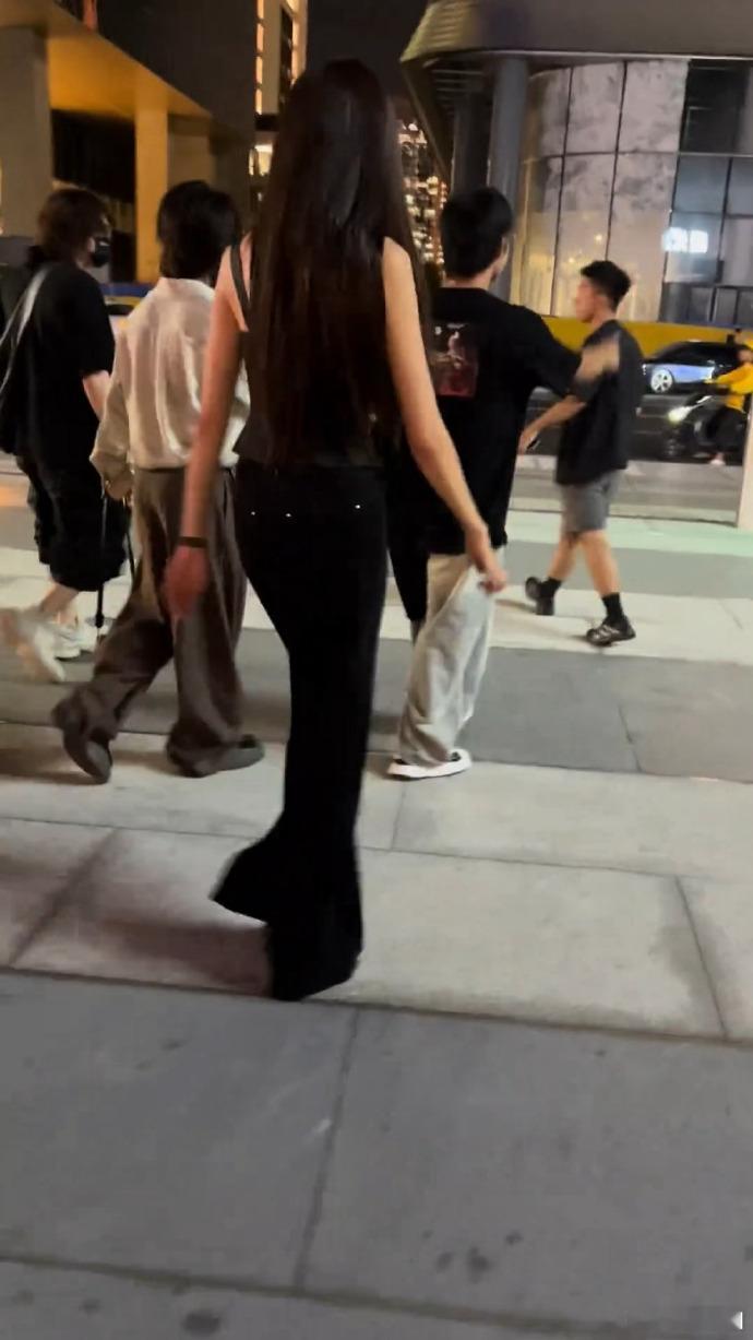 好想跟孙千畅聊一个晚上孙千从不端明星架子，网友分享偶遇小故事，特意录制语音前去评