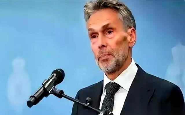 荷兰人这波操作，真是给我看傻了。直接冲进咱们自己买下的公司总部，把中方管理层给