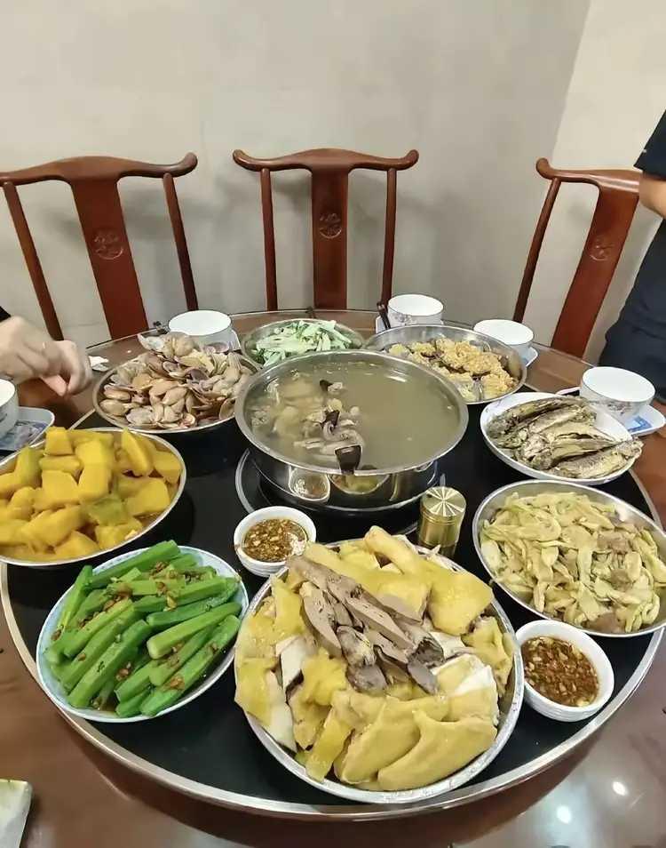 周未，家有来客，做了这么一桌菜，招待客人。虽说都是简单的菜肴，但觉得也不失礼了