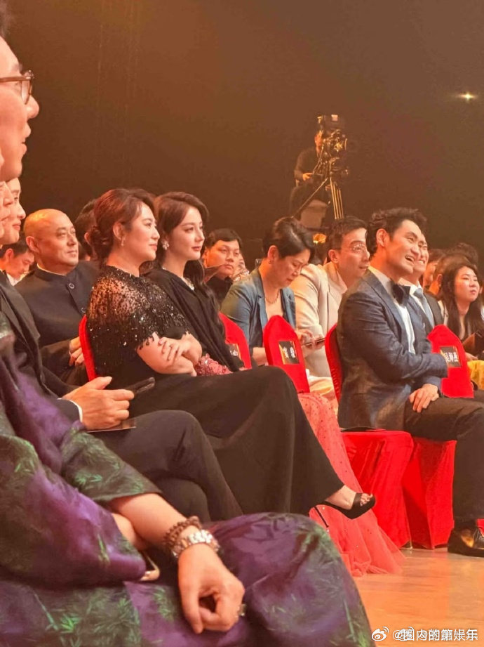 这居然是迪丽热巴黑图迪丽热巴马丽像豪门姐妹无滤镜现场抓拍画面流出，热巴和马丽同框