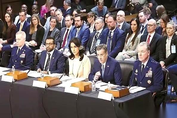 我勒个去，刚刷到个新闻，直接给我整笑了！美国海军情报局局长，在国会听证会上，一脸