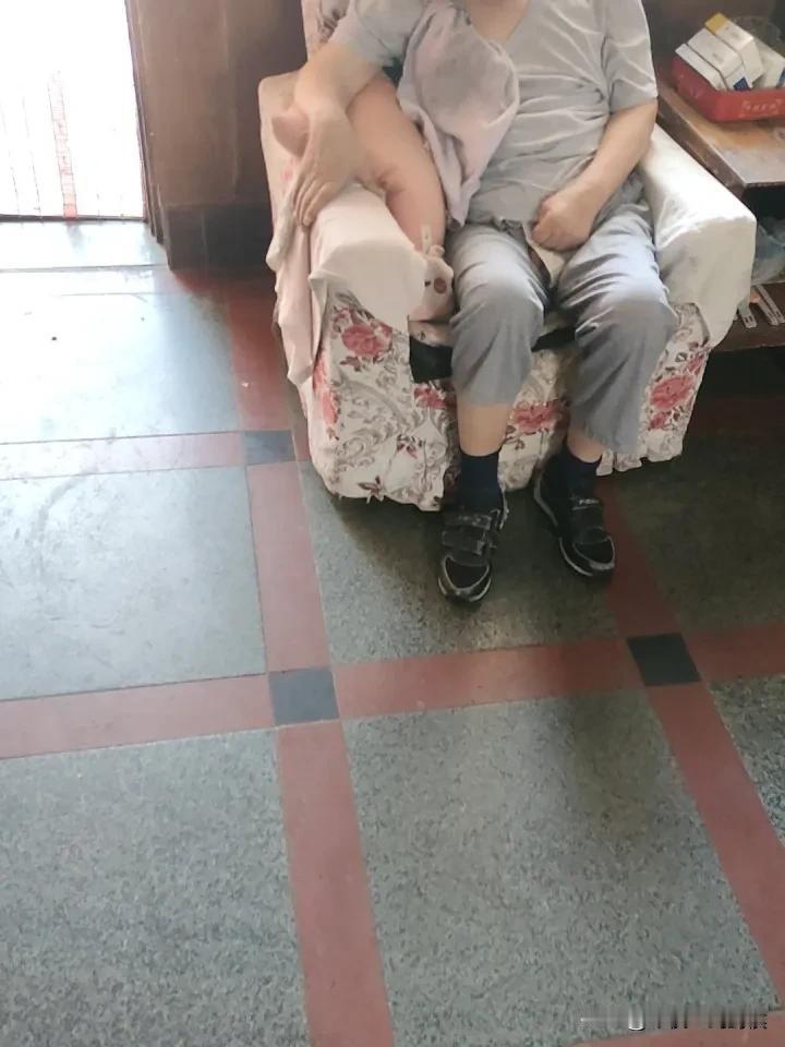 我父亲从公安局退休二十多年了，十八年前脑溢血半身不遂，生活就不能自理了。他退休前