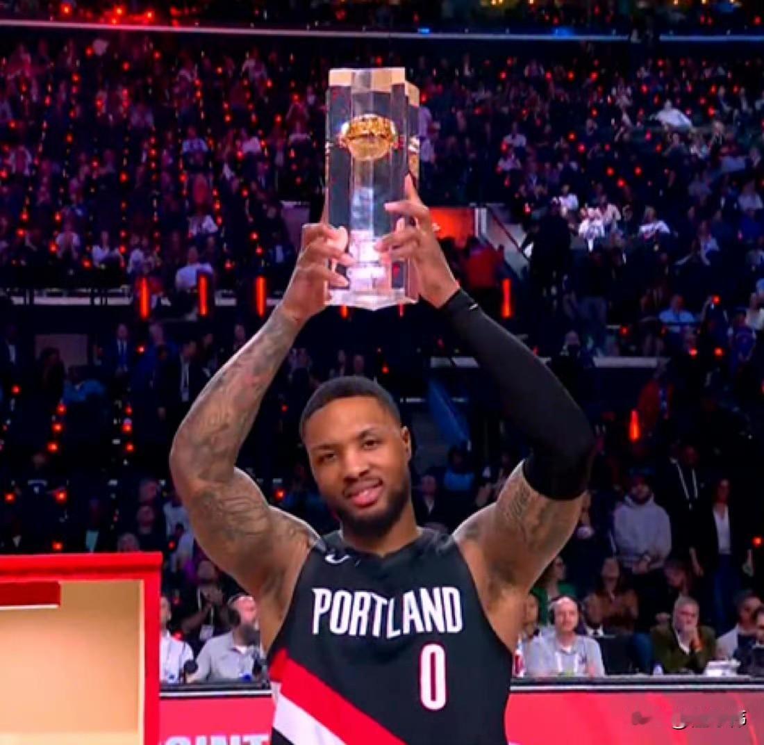 赢得尊重！布克谈利拉德拿到三分大赛的冠军：“祝贺利拉德。”“他真的太稳定