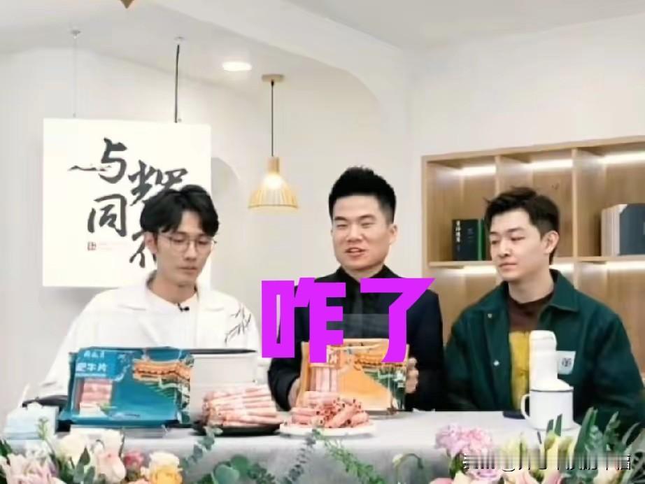 这是发生啥事了?鹏鹏和董董都不开心?可能是饿了,也许也是馋了,俩人抿着嘴巴