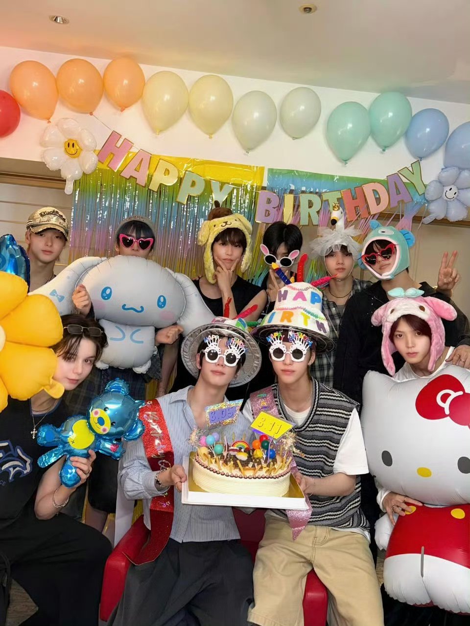 你们一直卖惨的生日发物料那天是谁的正生日啊，为什么排挤我哥哥只能座扶手啊🥺生日