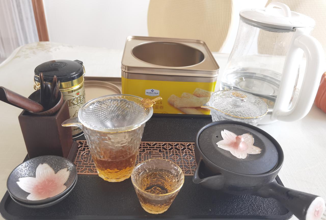 我是一个60多岁的老年人了，我也有了自己的饼干桶。小时候在电影中偶尔能看到这样