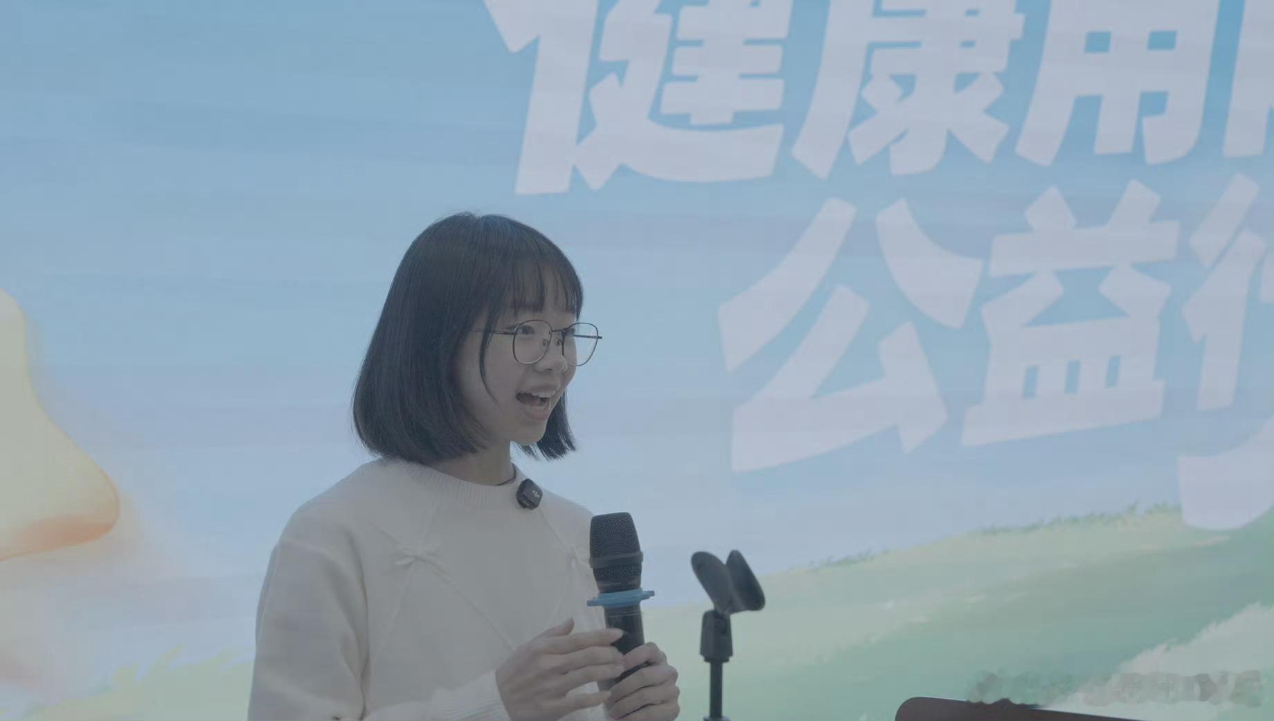 一个月不上网生活彻底变了小孩子还是尽量少上网吧，别的不说，你看现在小孩戴眼镜的比