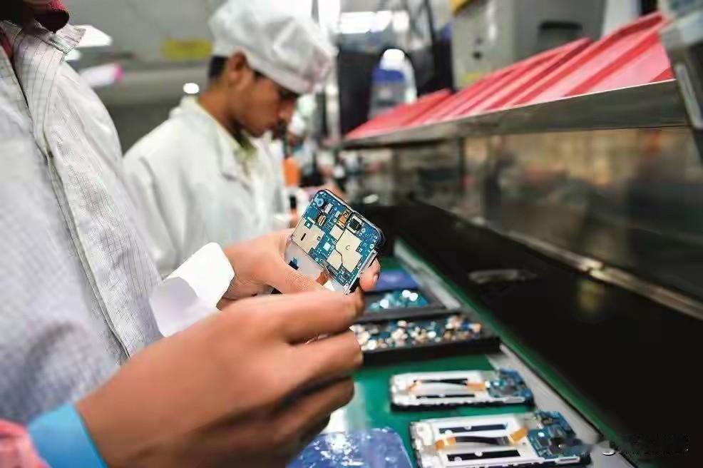 印度制造能不能超越中国，看看中印两国自主生产的军工产品就知道了。因为军工产品不