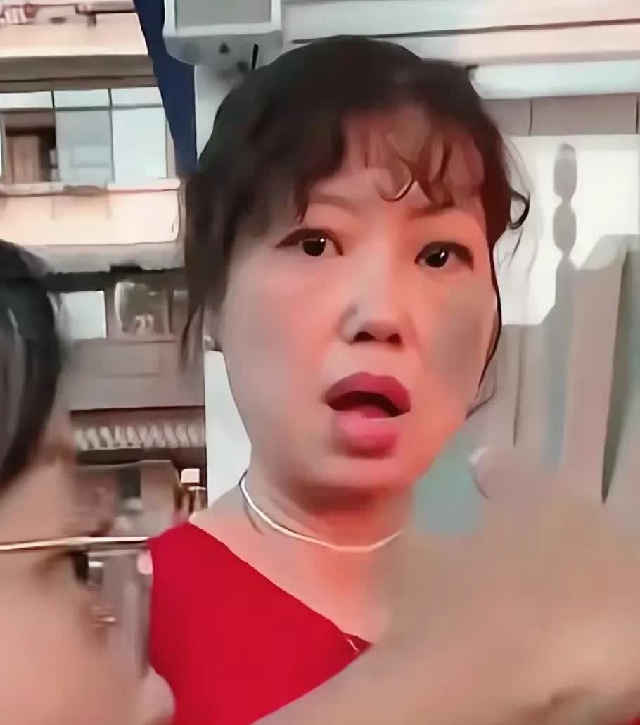 大快人心！经过红衣女子这么一闹，洪崖洞开始对这种拍照宰客的现象进行长时间