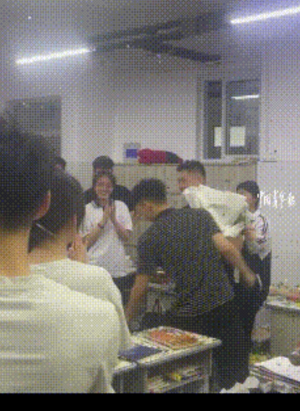 “太感动了！”山东聊城，一所高中，上晚自习时教室里突然“打起来”了，两个男生推搡