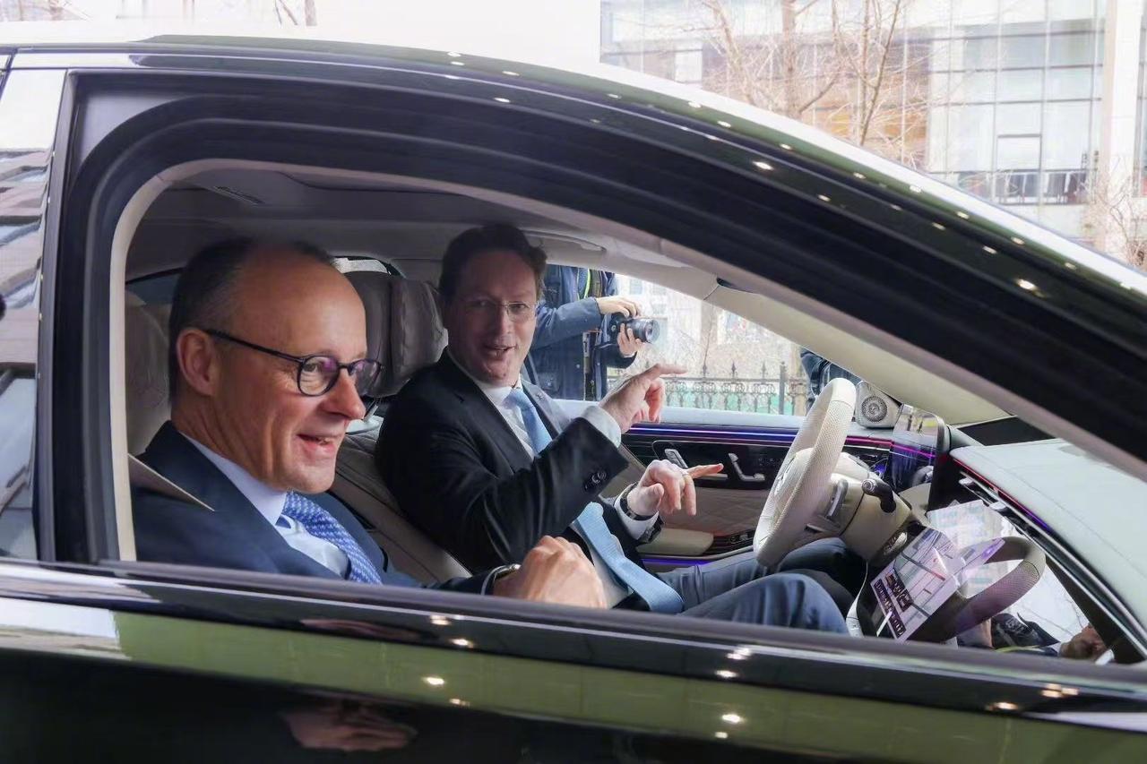 奔驰装上中国大脑，当德国总理坐在奔驰S级里体验由中国算法驱动的自动驾驶时，这一幕