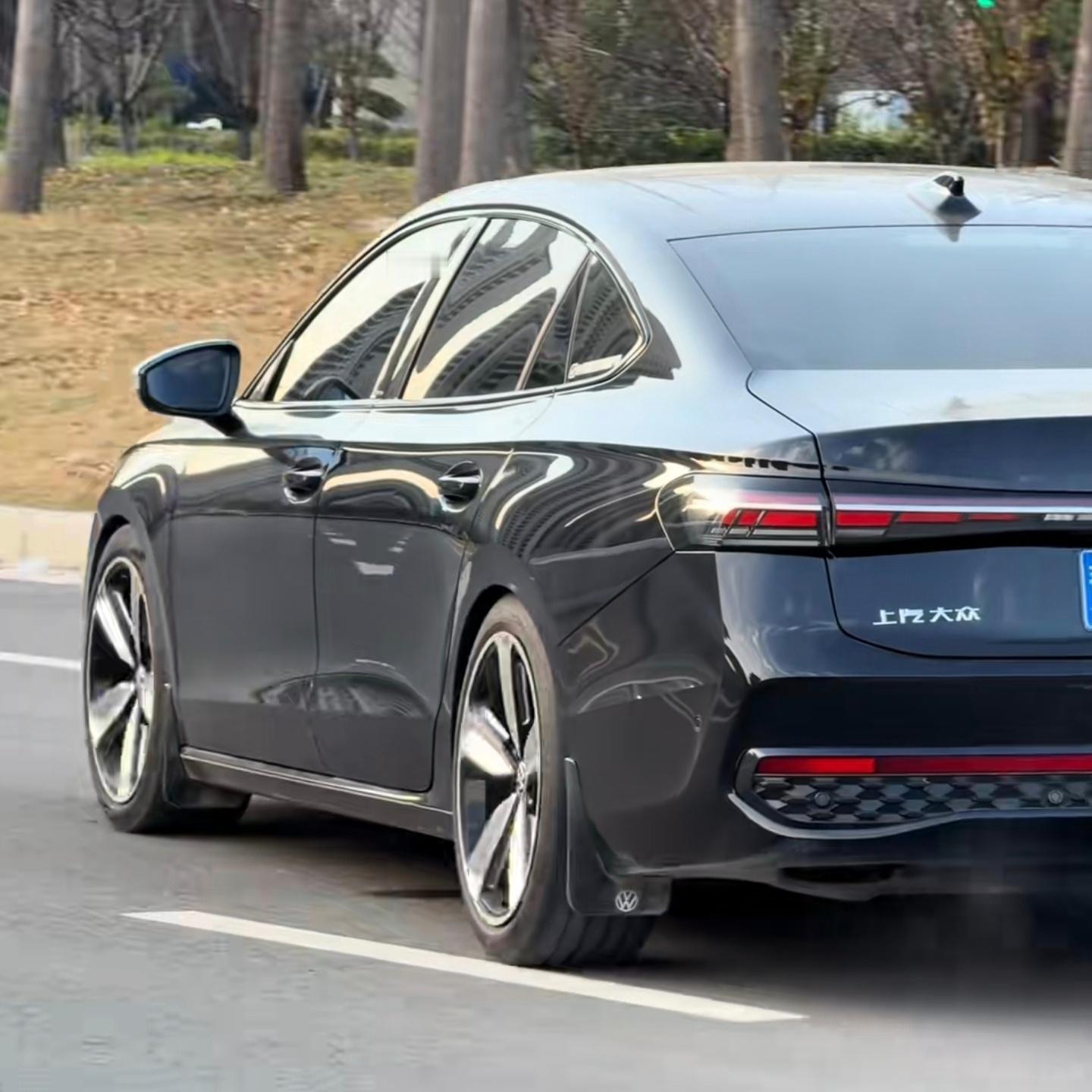 改装后的新帕萨特，悬架降低、轮圈也饱满很多，加上经典的立体腰线，德味儿一下就上来