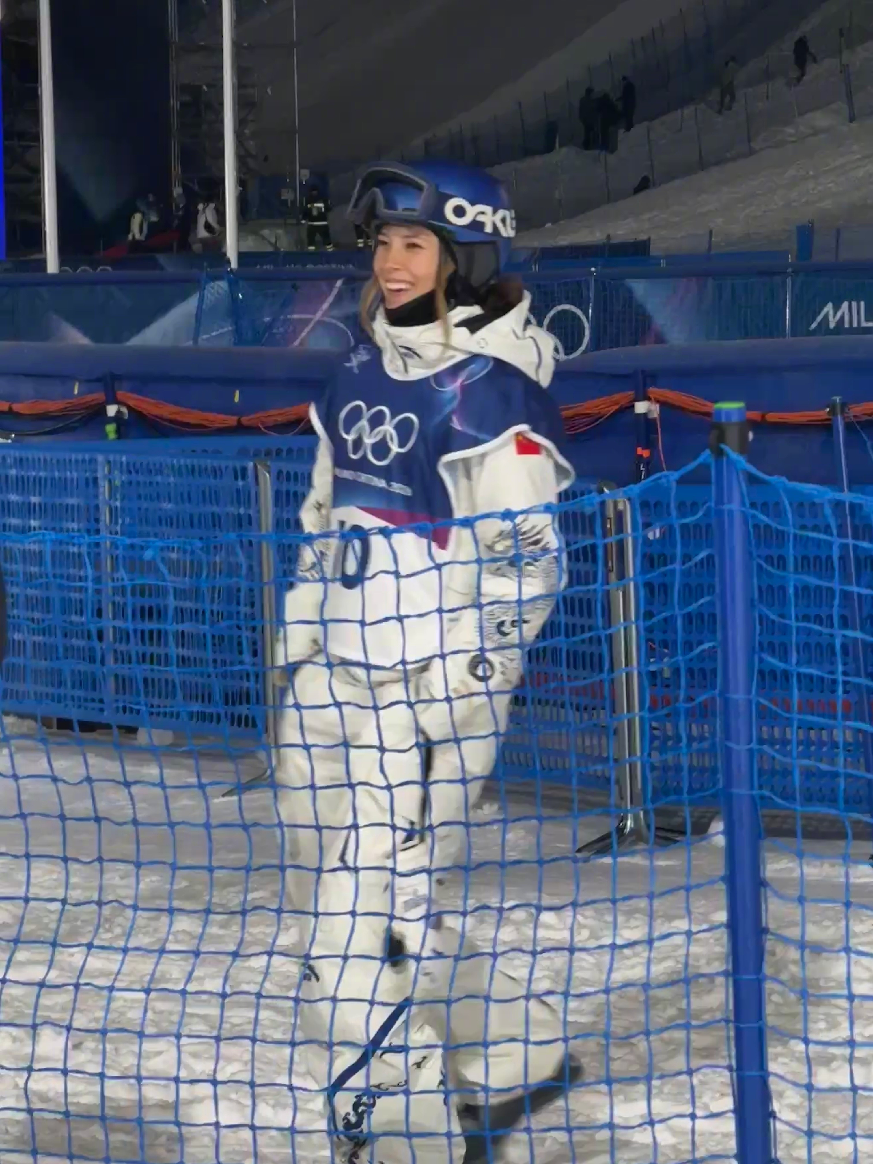 谷爱凌大跳台训练心情很好在结束坡面障碍技巧决赛后，谷爱凌立马投入到大跳台项目的