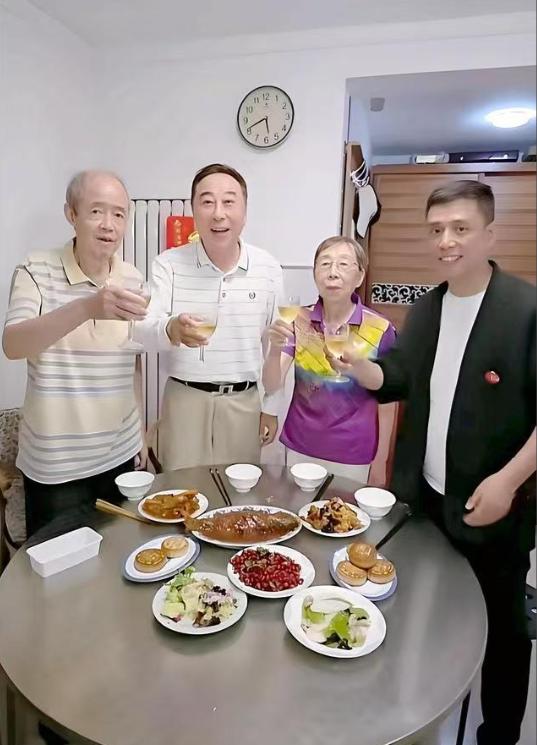 中秋夜，冯巩从合肥赶到天津姐姐家。没等坐下，姐姐就说：别给我花钱了，你儿子都41
