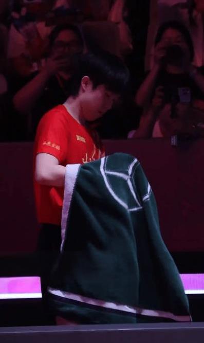 王楚钦那条绿色的奔驰毛巾，根本不是什么意外抢镜，而是一场精心策划、水到渠成的商业