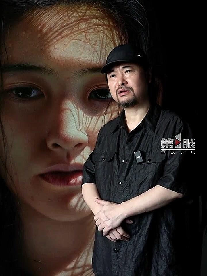 这是重庆油画家顾小芒在创作他的油画作品《烈日》，画家说：“这幅画的灵感来源于重庆