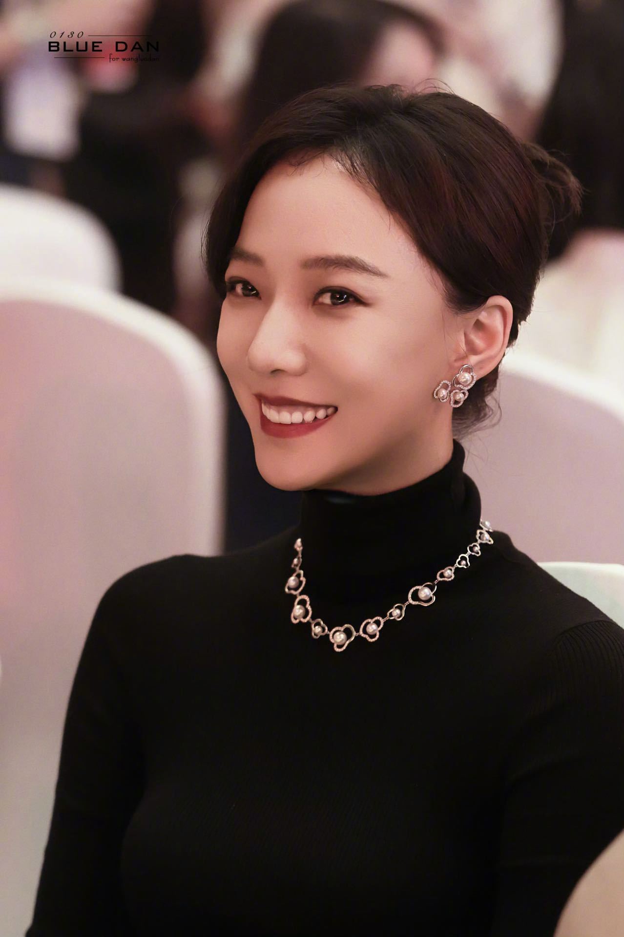 我不允许还没人见过这样的王珞丹好吗！明明是很素的毛衣，却在人群中无比显眼一颦一笑