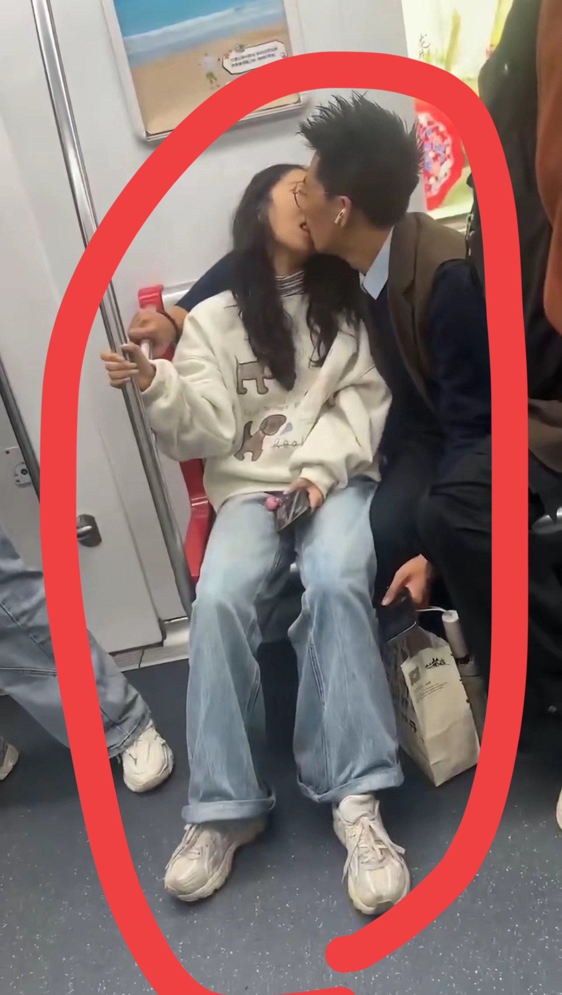 地铁上，突然，发现对面坐着一对情侣，女孩长得十分漂亮！男孩阳光帅气，可是万万没想