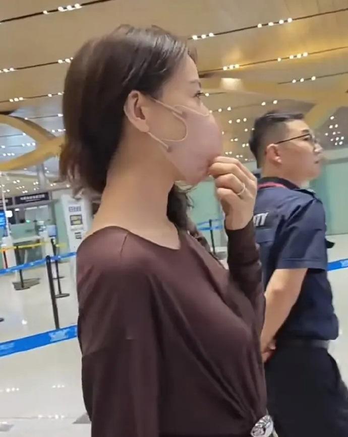 最近高圆圆现身机场，她这次搭配了一件咖啡色的裙子，看上去格外的时尚。高圆圆有