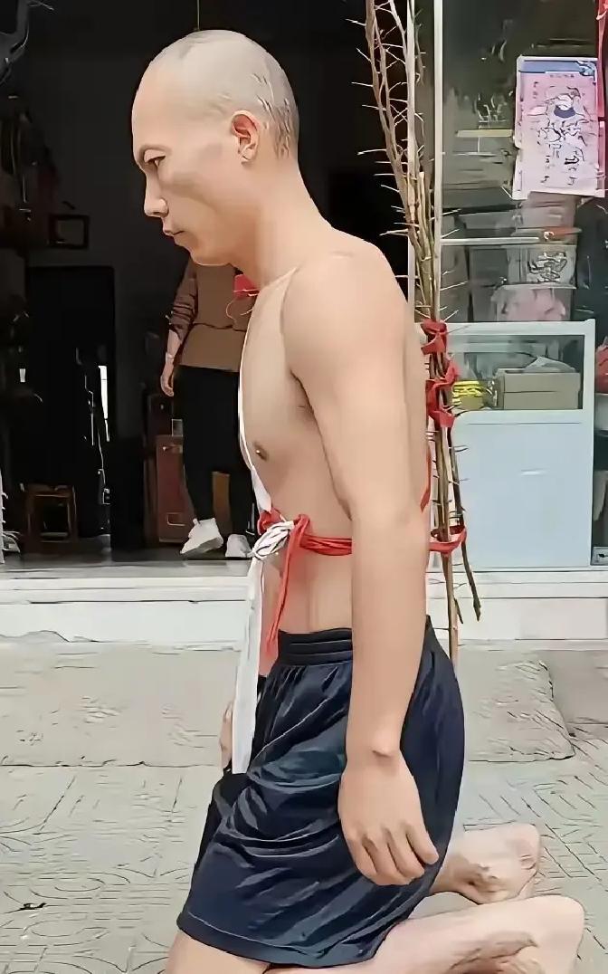 远嫁女生偷偷给妈转医药费被打折胳膊，执意离婚丈夫跪地求原谅，没人劝和远嫁本来