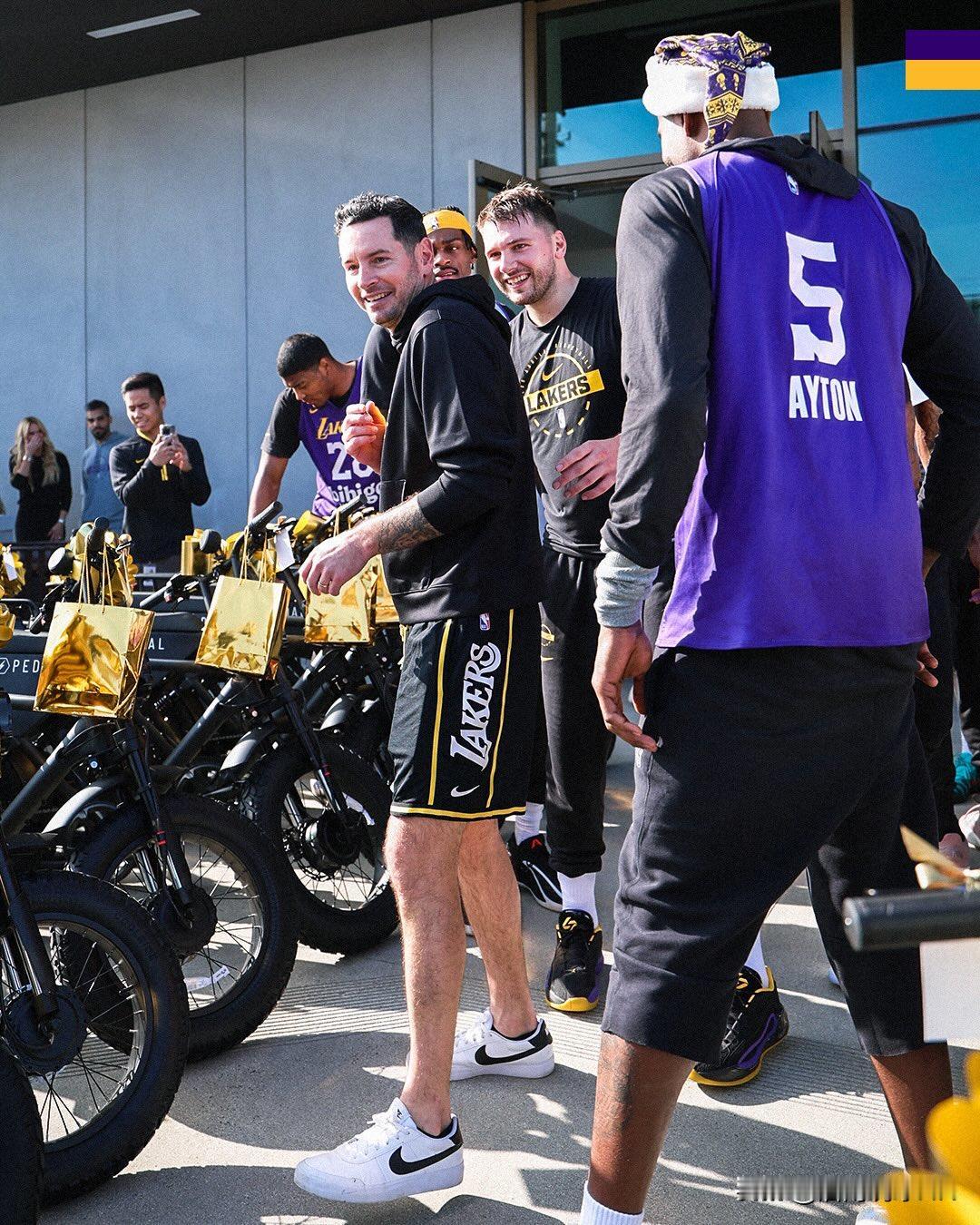 东契奇很不错，给湖人全队所有人送103辆电动自行车啊！12月17号一早，湖人