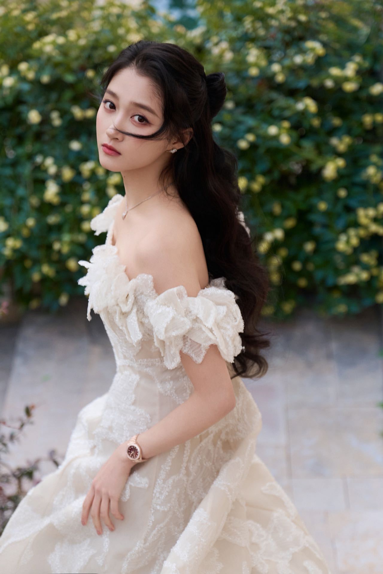 关晓彤主持浙江卫视跨晚关晓彤浙江卫视跨晚打火机舞台从优雅主持人到舞台焦点，关晓