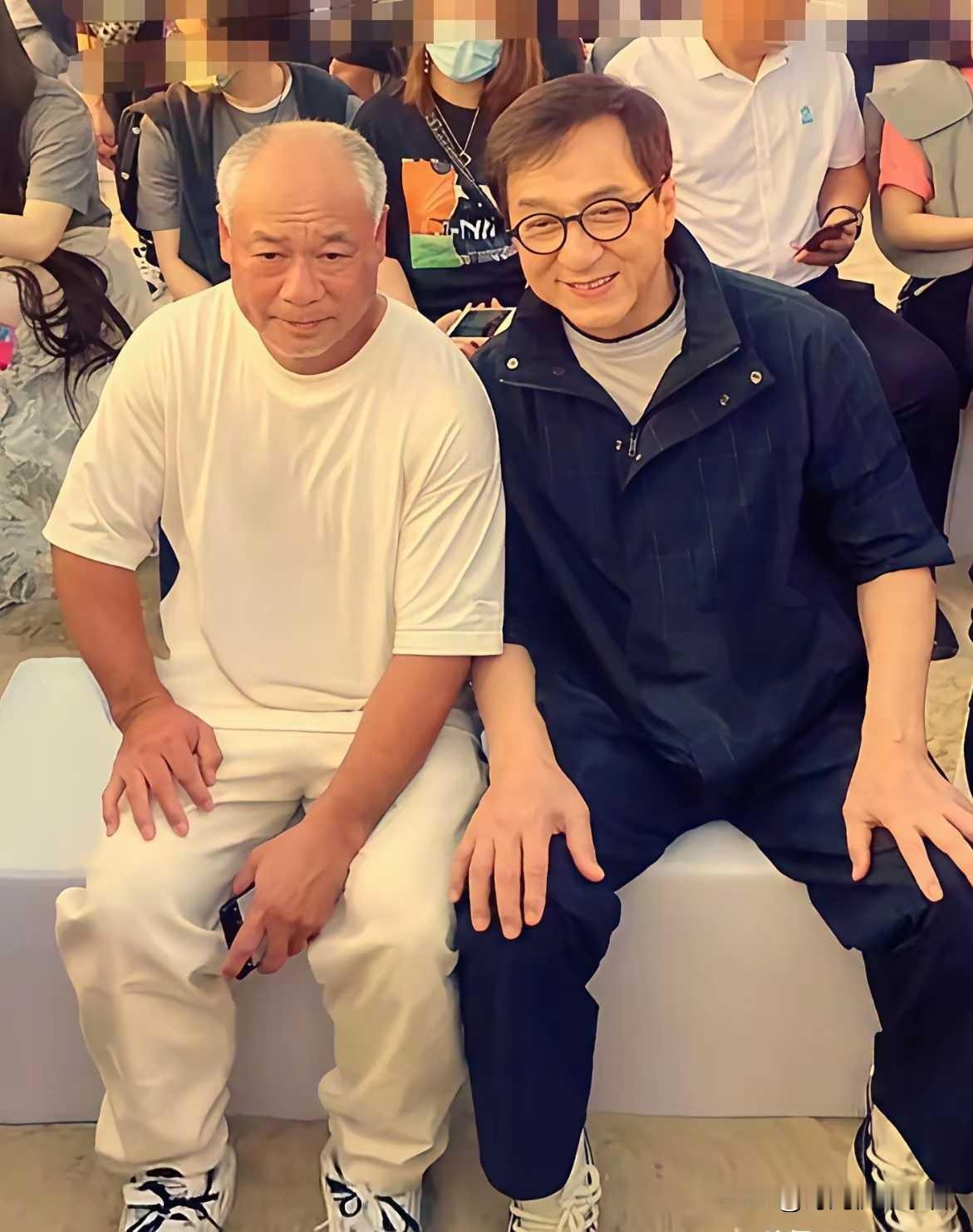 果然成龙不一般，比李宁小9岁，结果看起来比李宁看起来年轻多了。成龙如今也是70