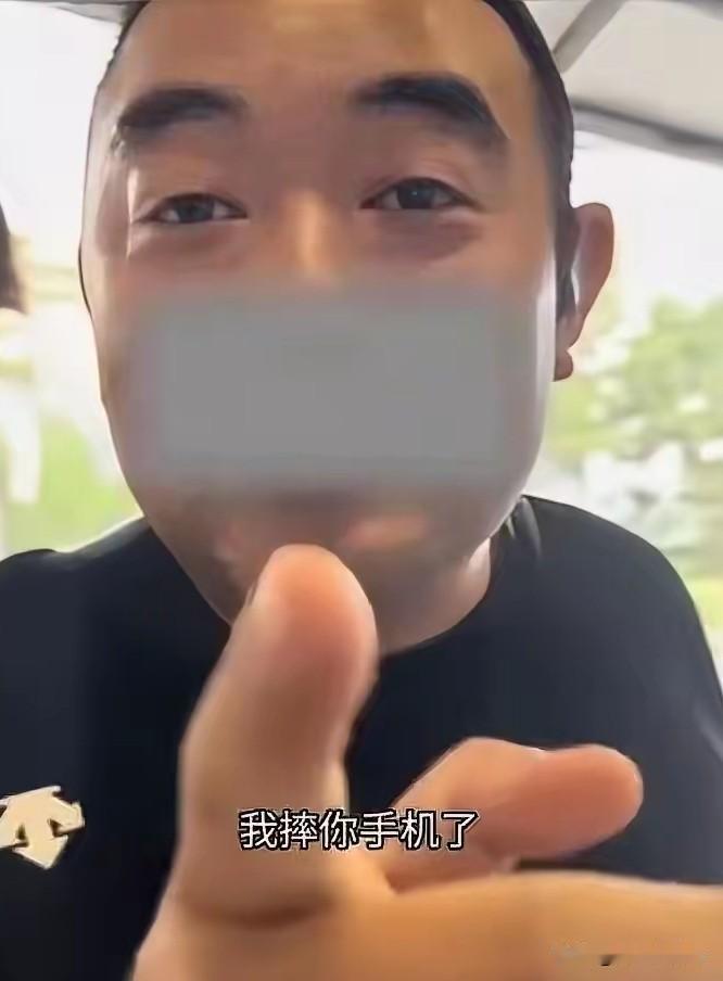 7月6日北京慕田峪长城，一名40多岁在职导游仗着工作身份，领着外籍游客当众插队，