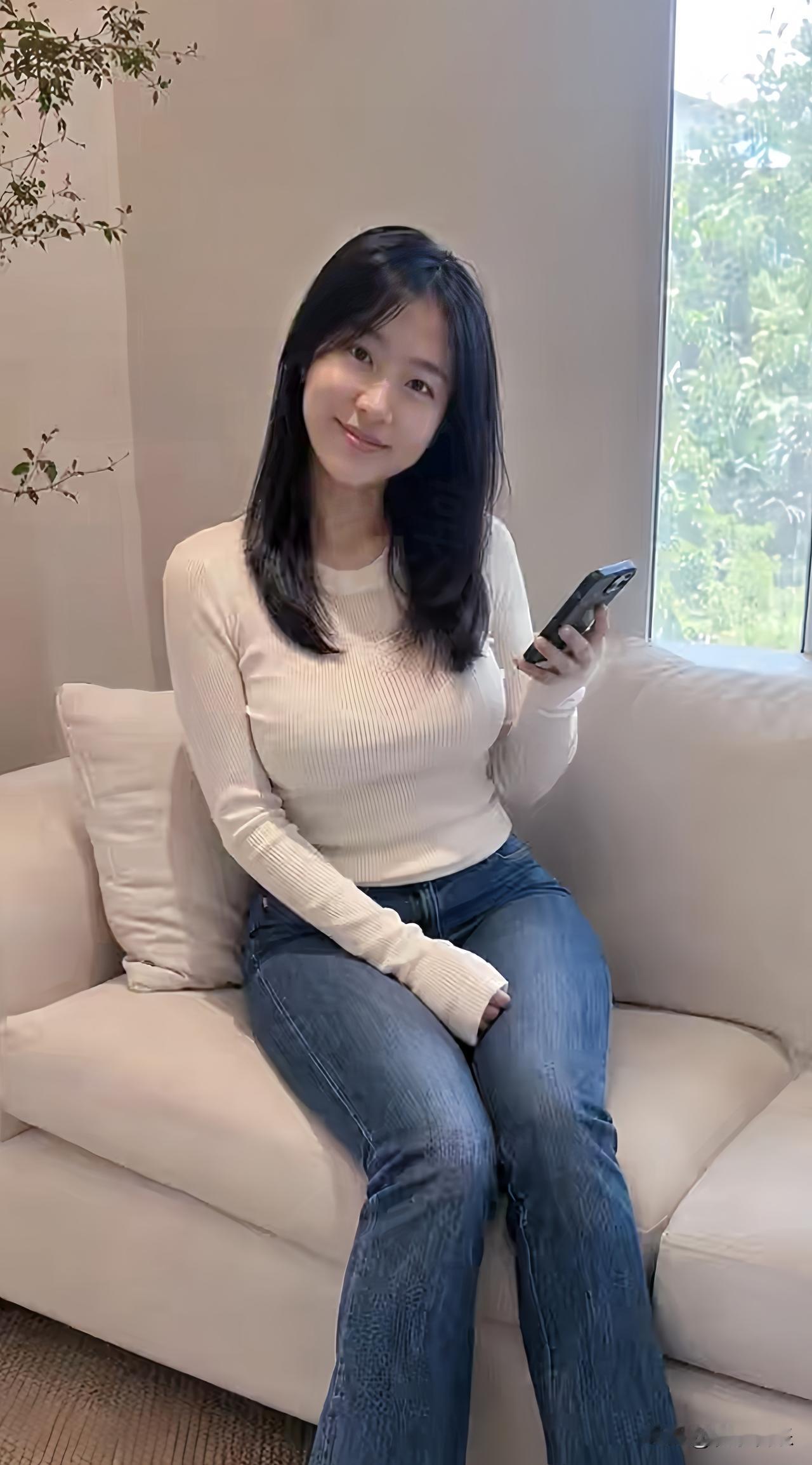 居家小憩，靠窗静坐，手机相伴，抬眼尽是葱郁，日子清闲又温柔。分享甜美小姐姐随手拍