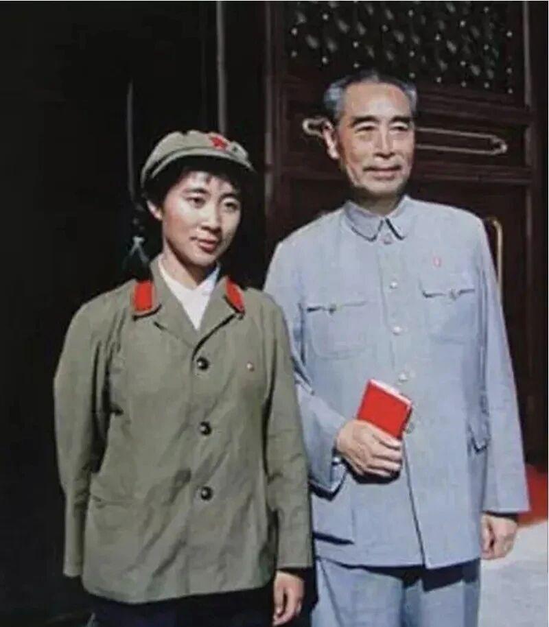豆豆有多美？1966年和周公的一张合影，她22岁气质非凡，楚楚动人