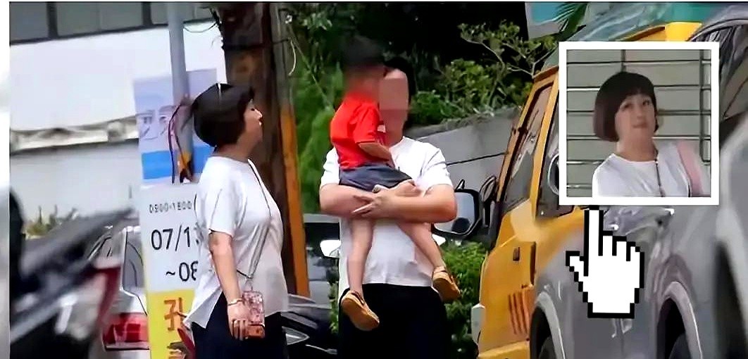 44岁的任家萱走在街头，腰围粗了一圈，镜头直接怼在脸上拍。有人指指点点，说她丢光了女明星的体面。同一