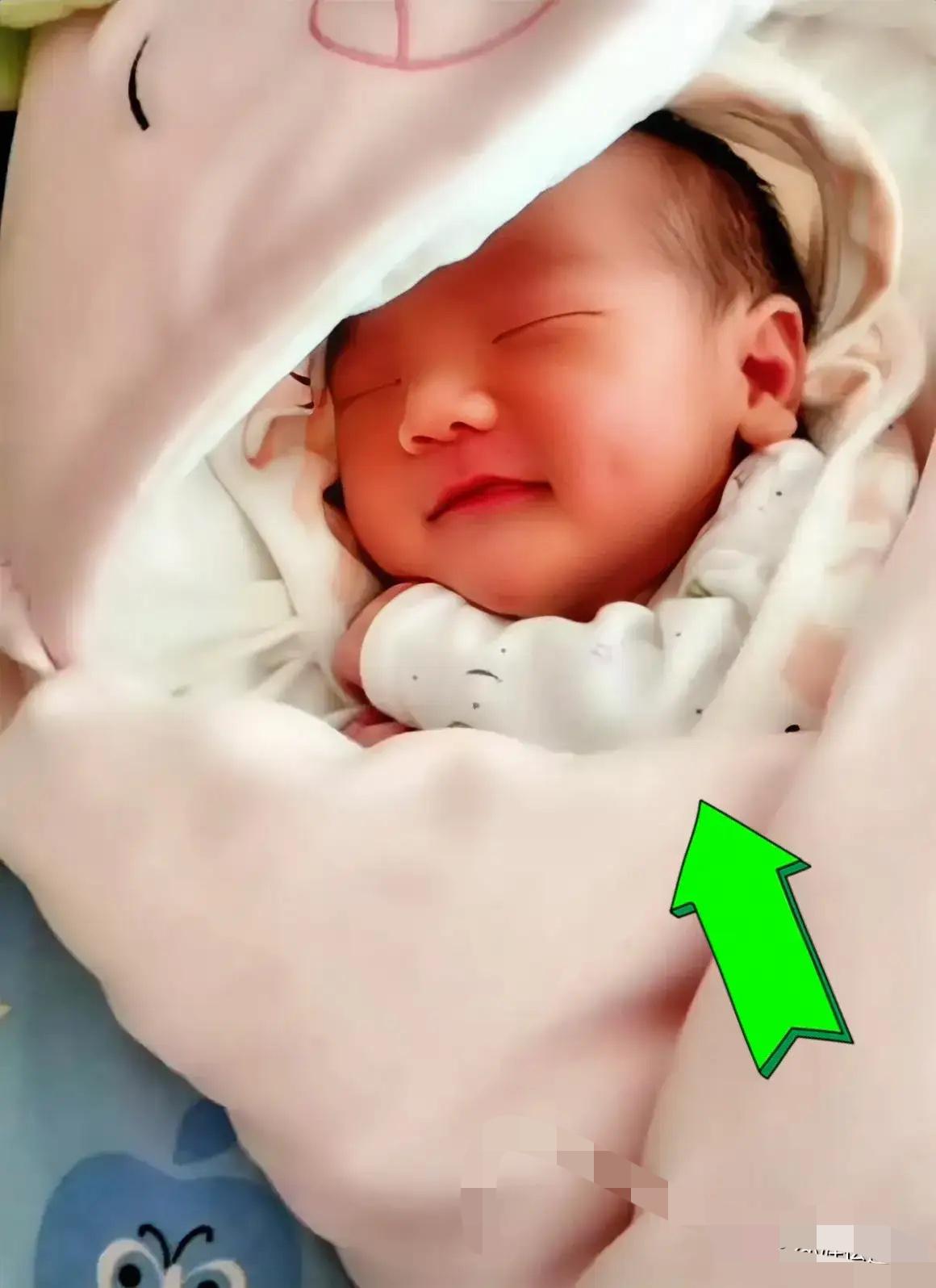今天抽空去医院看刚生了女儿的堂妹，一进门就见她跟婆婆抬杠。问了才知，婆婆非给孩子